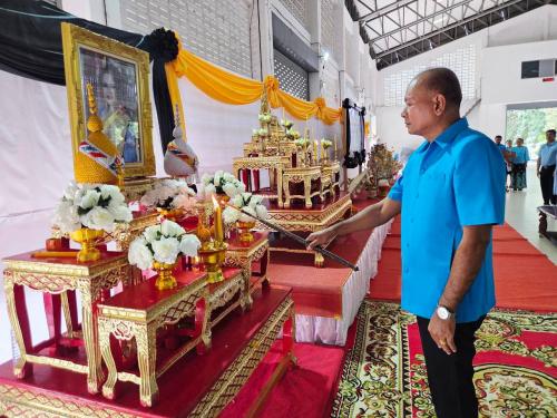 จุดเครื่องทองน้อยโต๊ะหมู่ประดิษฐานพระฉายาลักษณ์ สมเด็จพระนางเจ้าสิริกิติ์ พระบรมราชินีนาถ พระบรมราชชนนีพันปีหลวง