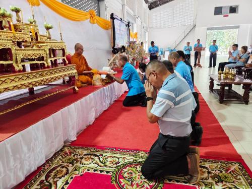 ถวายผ้าป่ากองทุนแม่ของแผ่นดินและถวายจตุปัจจัยแด่พระสงฆ์