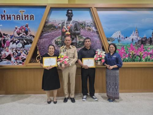 นายอำเภอซับใหญ่ และพัฒนาการอำเภอซับใหญ่ ร่วมแสดงความยินดีกับผู้นำอาสาพัฒนาชุมชน ทั้ง ๒ ท่าน