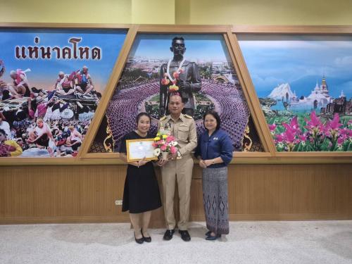 นายอำเภอซับใหญ่ และพัฒนาการอำเภอซับใหญ่ ร่วมแสดงความยินดีกับผู้นำอาสาพัฒนาชุมชน (หญิง)