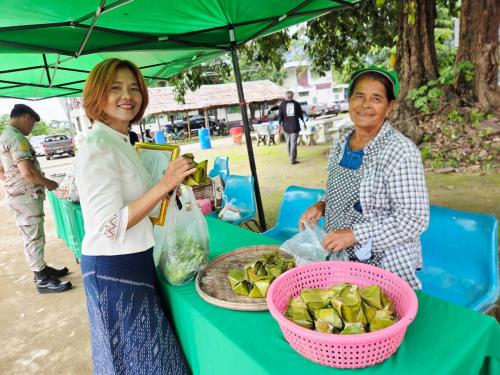 ส่งเสริมและสนับสนุนการจัดจำหน่ายสินค้า OTOP สินค้าเกษตร และสินค้าชุมชน