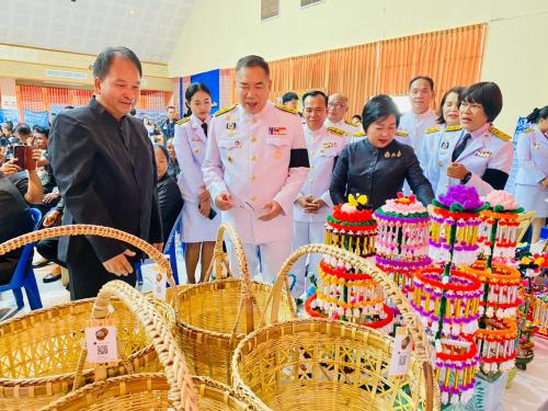 ผู้ว่าราชการจังหวัดชัยภูมิเยี่ยมชมบูธนิทรรศการ