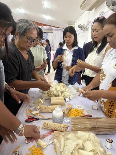 สพอ.ซับใหญ่ ร่วมกับคณะกรรมการพัฒนาสตรีอำเภอซับใหญ่ เข้าร่วมโครงการพลังสตรีชัยภูมิ หลอมรวมใจ น้อมถวายอาลัยพระพันปีหลวง กิจกรรมพลังสตรีร่วมใจประดิษฐ์ดอกไม้จันทน์
