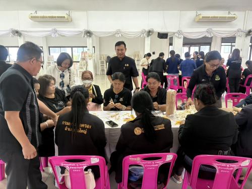 สพอ.ซับใหญ่ ร่วมกับคณะกรรมการพัฒนาสตรีอำเภอซับใหญ่ เข้าร่วมโครงการพลังสตรีชัยภูมิ หลอมรวมใจ น้อมถวายอาลัยพระพันปีหลวง กิจกรรมพลังสตรีร่วมใจประดิษฐ์ดอกไม้จันทน์
