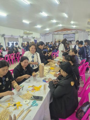 สพอ.ซับใหญ่ ร่วมกับคณะกรรมการพัฒนาสตรีอำเภอซับใหญ่ เข้าร่วมโครงการพลังสตรีชัยภูมิ หลอมรวมใจ น้อมถวายอาลัยพระพันปีหลวง กิจกรรมพลังสตรีร่วมใจประดิษฐ์ดอกไม้จันทน์