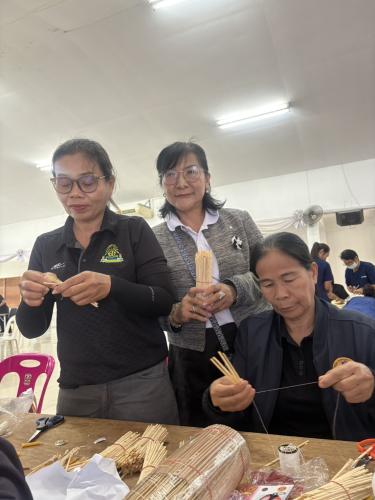 สพอ.ซับใหญ่ ร่วมกับคณะกรรมการพัฒนาสตรีอำเภอซับใหญ่ เข้าร่วมโครงการพลังสตรีชัยภูมิ หลอมรวมใจ น้อมถวายอาลัยพระพันปีหลวง กิจกรรมพลังสตรีร่วมใจประดิษฐ์ดอกไม้จันทน์