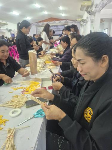 สพอ.ซับใหญ่ ร่วมกับคณะกรรมการพัฒนาสตรีอำเภอซับใหญ่ เข้าร่วมโครงการพลังสตรีชัยภูมิ หลอมรวมใจ น้อมถวายอาลัยพระพันปีหลวง กิจกรรมพลังสตรีร่วมใจประดิษฐ์ดอกไม้จันทน์