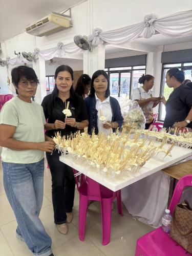 สพอ.ซับใหญ่ ร่วมกับคณะกรรมการพัฒนาสตรีอำเภอซับใหญ่ เข้าร่วมโครงการพลังสตรีชัยภูมิ หลอมรวมใจ น้อมถวายอาลัยพระพันปีหลวง กิจกรรมพลังสตรีร่วมใจประดิษฐ์ดอกไม้จันทน์