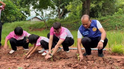การน้อมนำแนวพระราชดำริฯ สู่ปฏิบัติการปลูกผักสวนครัว เพื่อสร้างความมั่นคงทางอาหาร: ๑ อำเภอ ๑ กิจกรรมเสริมทักษะ สุขภาพ และพัฒนาการของเด็กและเยาวชน
