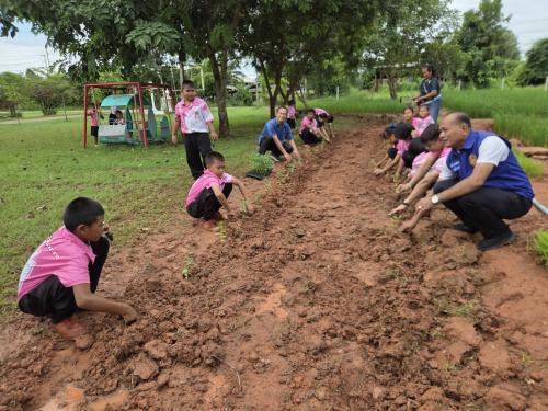 การน้อมนำแนวพระราชดำริฯ สู่ปฏิบัติการปลูกผักสวนครัว เพื่อสร้างความมั่นคงทางอาหาร: ๑ อำเภอ ๑ กิจกรรมเสริมทักษะ สุขภาพ และพัฒนาการของเด็กและเยาวชน