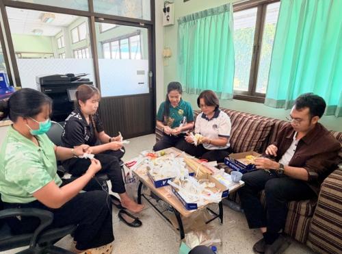 ติดตามและสนับสนุนการประดิษฐ์ดอกไม้จันทน์ของหน่วยงานราชการ