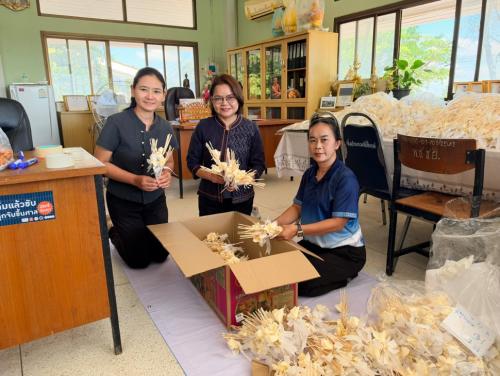 สพอ.ซับใหญ่ ดำเนินการคัดแยกดอกไม้จันทน์
