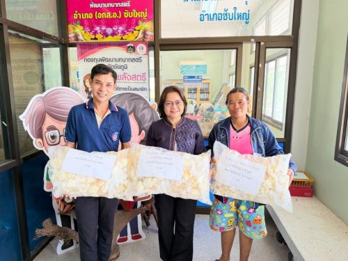 รับมอบดอกไม้จันทน์จากบ้านบุฉนวน หมู่ที่ ๖ ตำบลซับใหญ่