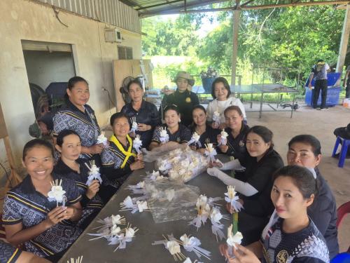 สพอ.ซับใหญ่ ส่งเสริมและสนับสนุนการประดิษฐ์ดอกไม้จันทน์ของชมรมกำนัน-ผู้ใหญ่บ้านตำบลท่ากูบ