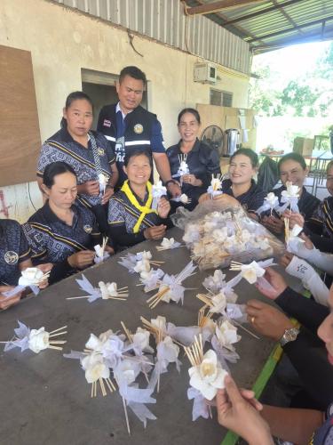 การประดิษฐ์ดอกไม้จันทน์ของชมรมกำนัน-ผู้ใหญ่บ้านตำบลท่ากูบ