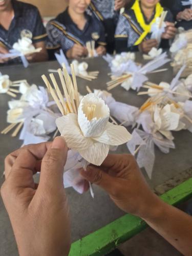 การประดิษฐ์ดอกไม้จันทน์ของชมรมกำนัน-ผู้ใหญ่บ้านตำบลท่ากูบ