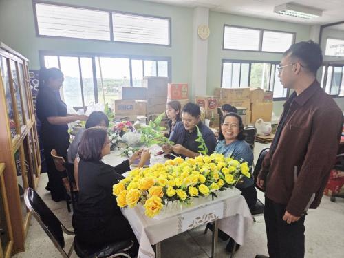 จัดเตรียมพวงมาลาสำหรับกิจกรรมเนื่องในวันนวมินทรมหาราช