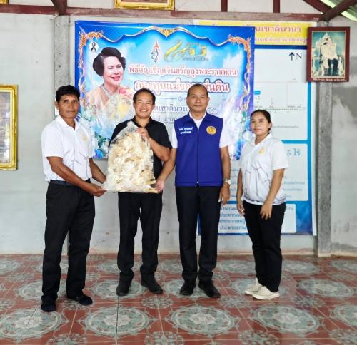 สพอ.ซับใหญ่ รับมอบดอกไม้จันทน์จากหมู่บ้านกองทุนแม่ของแผ่นดินบ้านเขาดินวนา หมู่ที่ ๑๓ ตำบลซับใหญ่