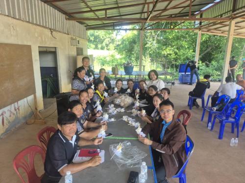 การประดิษฐ์ดอกไม้จันทน์ของชมรมกำนัน-ผู้ใหญ่บ้านตำบลท่ากูบ