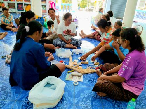 สพอ.ซับใหญ่ ส่งเสริมและสนับสนุนการประดิษฐ์ดอกไม้จันทน์ของหมู่บ้านกองทุนแม่ของแผ่นดินบ้านวังอุดม หมู่ที่ ๑๒ ตำบลท่ากูบ