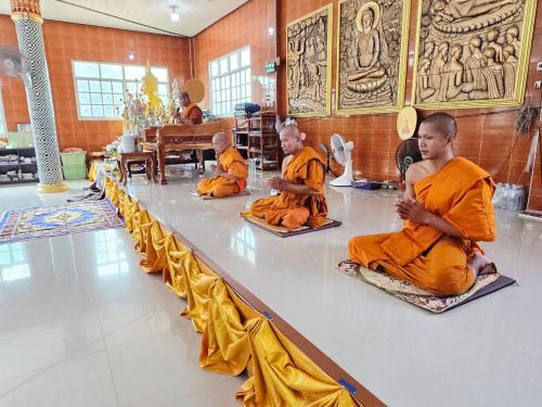 พระสงฆ์ให้ศีล