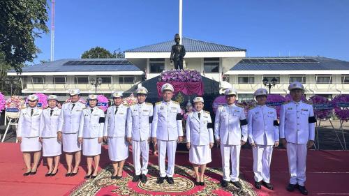 ถ่ายภาพร่วมกับนายอำเภอซับใหญ่