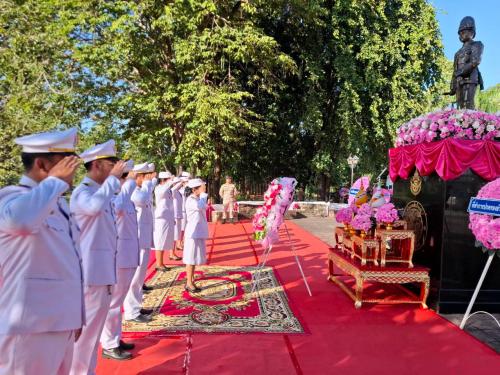 สำนักงานพัฒนาชุมชนอำเภอซับใหญ่ วางพวงมาลา