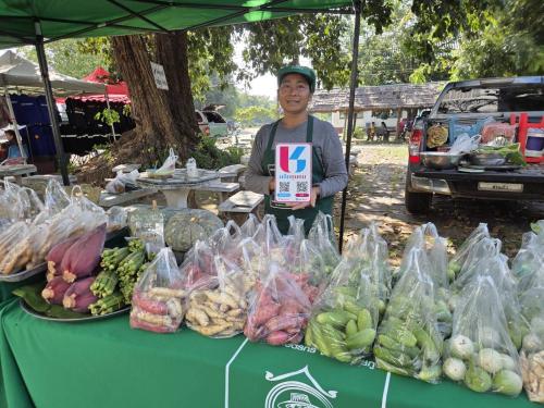 ประชาสัมพันธ์การดาวน์โหลดแอปพลิเคชัน Click ชุมชน ให้กับผู้ขายสินค้า OTOP สินค้าเกษตร และสินค้าชุมชน ในวันบริจาคโลหิต ดวงตา และอวัยวะ อำเภอซับใหญ่