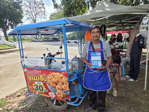 ประชาสัมพันธ์การดาวน์โหลดแอปพลิเคชัน Click ชุมชน ให้กับผู้ขายสินค้า OTOP สินค้าเกษตร และสินค้าชุมชน ในวันบริจาคโลหิต ดวงตา และอวัยวะ อำเภอซับใหญ่